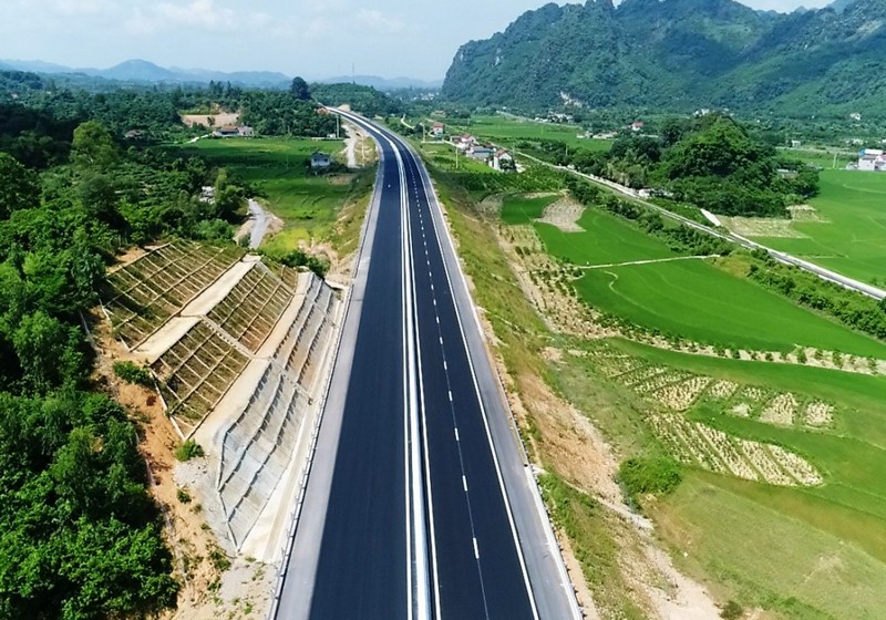 Đề nghị đẩy nhanh tiến độ giải phóng mặt bằng cao tốc...